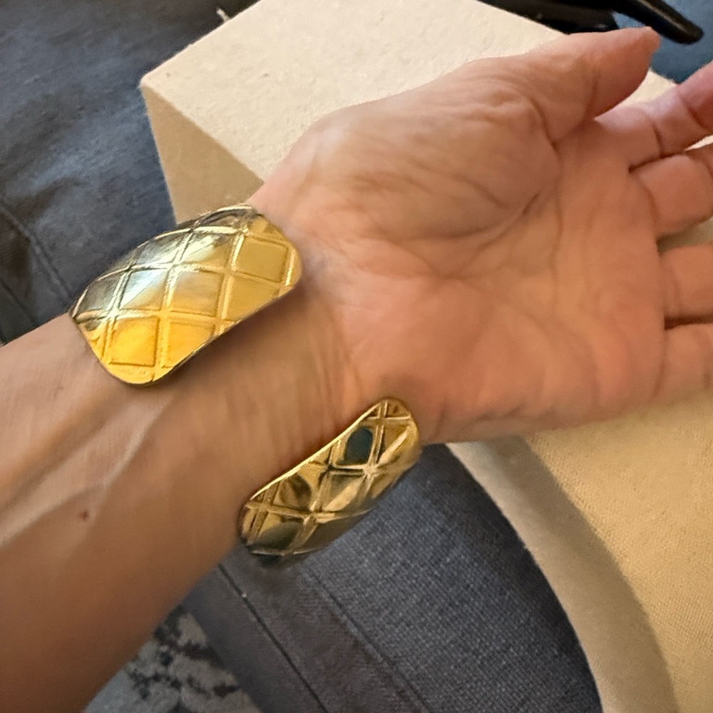 Vintage 1986 Avon “Fashion Points” Gold Tone Wide Cuff Bracelet W/Quilted Design - Picture 3 of 4